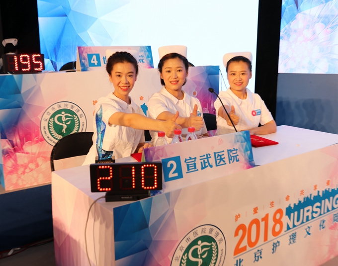 臺(tái)上.jpg