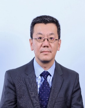 穿著西裝筆挺的男子

描述已自動生成
